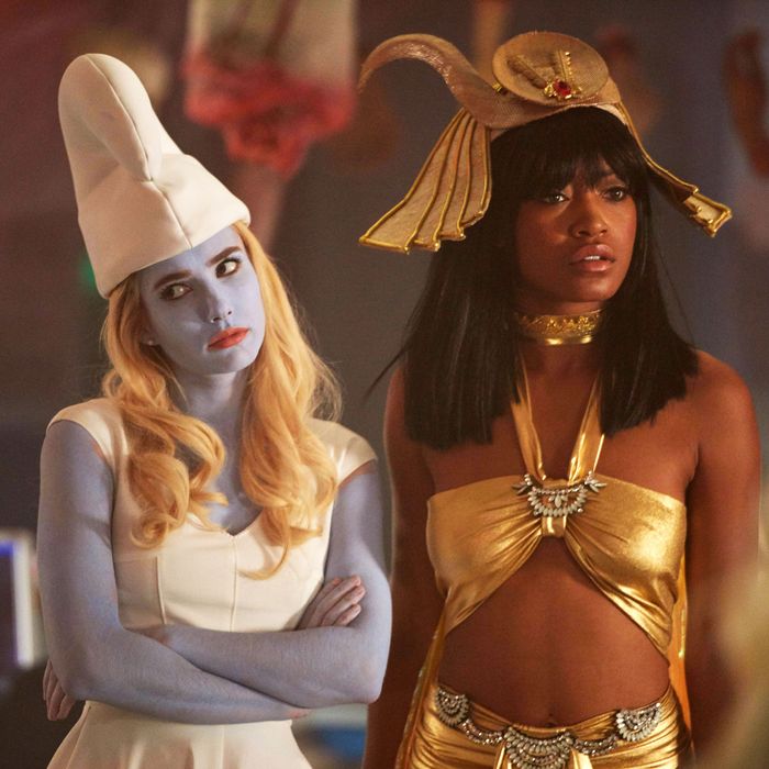 SCREAM QUEENS: L-R: Emma Roberts and Keke Palmer in the all-new “Halloween Blues” episode of SCREAM QUEENS airing Tuesday, Oct. 18 (9:01-10:00 PM ET/PT) on FOX. Cr: Michael Becker / FOX. © 2016 FOX Broadcasting Co.