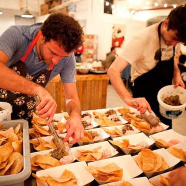 杜福尔盘子，塔拉莫沙拉和茄子橄榄沙拉。