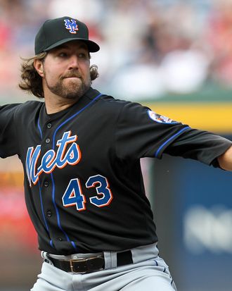 ATLANTA, GA - SEPTEMBER 17: R.A. Dickey #43 of the New York Mets pitches in the second inning of the game against the Atlanta Braves at Turner Field on September 17, 2011 in Atlanta, Georgia. (Photo by Daniel Shirey/Getty Images)