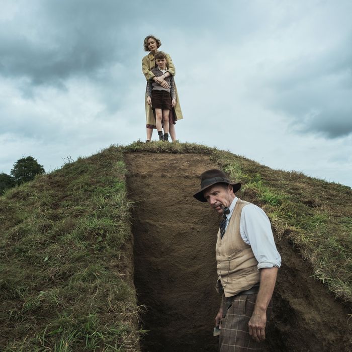 Carey Mulligan and Ralph Fiennes in The Dig.