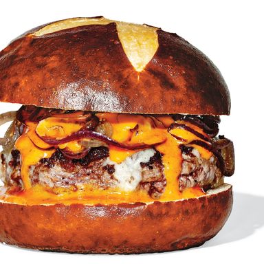 制作时髦的干式陈年牛肉的一种方法是:将它与格拉夫顿切达干酪、玉米片、焦洋葱和韩国风格的“艾米”酱汁等同样大胆的巴洛克风格搭配在一起。(更别提椒盐卷饼了。)