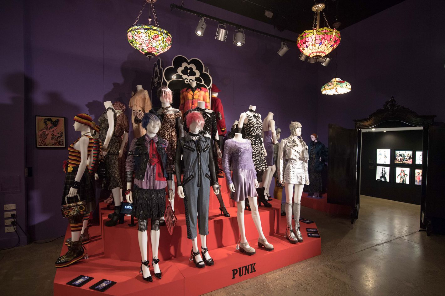 Fashion museum. Музей моды и текстиля в Лондоне. Музей моды и текстиля в Лондоне Великобритания. Музей моды (Кобе). The Victoria and Albert Museum текстиль.