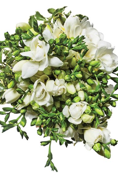 18 Simple Wedding Bouquets That Won’t Hide Your Dress