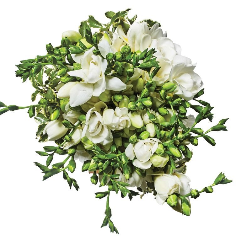 18 Simple Wedding Bouquets That Won’t Hide Your Dress