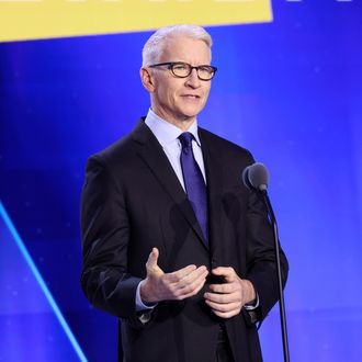 アンダーソン・クーパー、約20年の時を経て60ミニッツで旅立つ