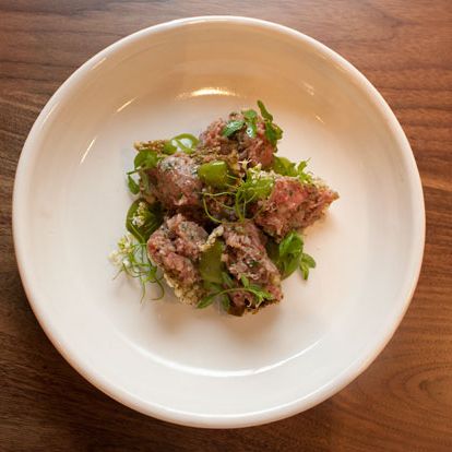 干熟牛肉焦油焦油，贻贝乳液，斜坡刺山柑，木薯片