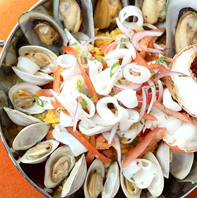 龙虾，虾，蛤蜊，贻贝，鸡肉，西班牙辣香肠，藏红花米饭，鱿鱼沙拉。