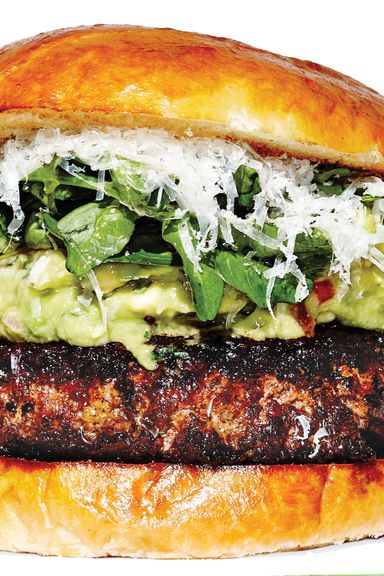 奇怪的是，你可以在一家以惠灵顿烤甜菜和胡萝卜闻名的餐厅找到这座城市最好的汉堡之一，这家餐厅的主厨也是准素食主义者。但在那里，它都是鲜嫩多汁的，搭配着标志性的新卡利风格，配上墨西哥胡椒和鳄梨酱，再加上豆瓣菜和一堆Microplaned Manchego。只吃午餐和早午餐。