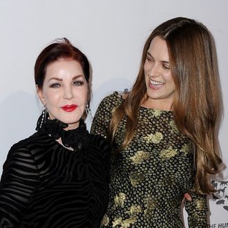 Por que Riley Keough cortou relações com a avó, Priscilla Presley?