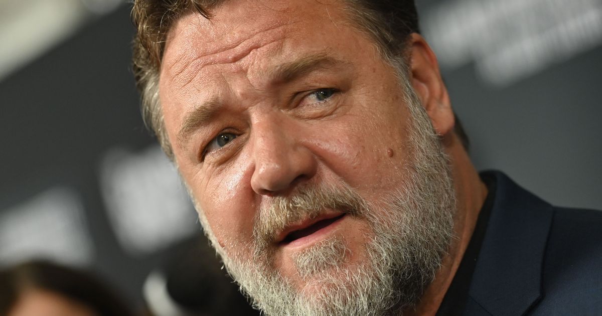 Russell Crowe defends his 2003 film master and commander