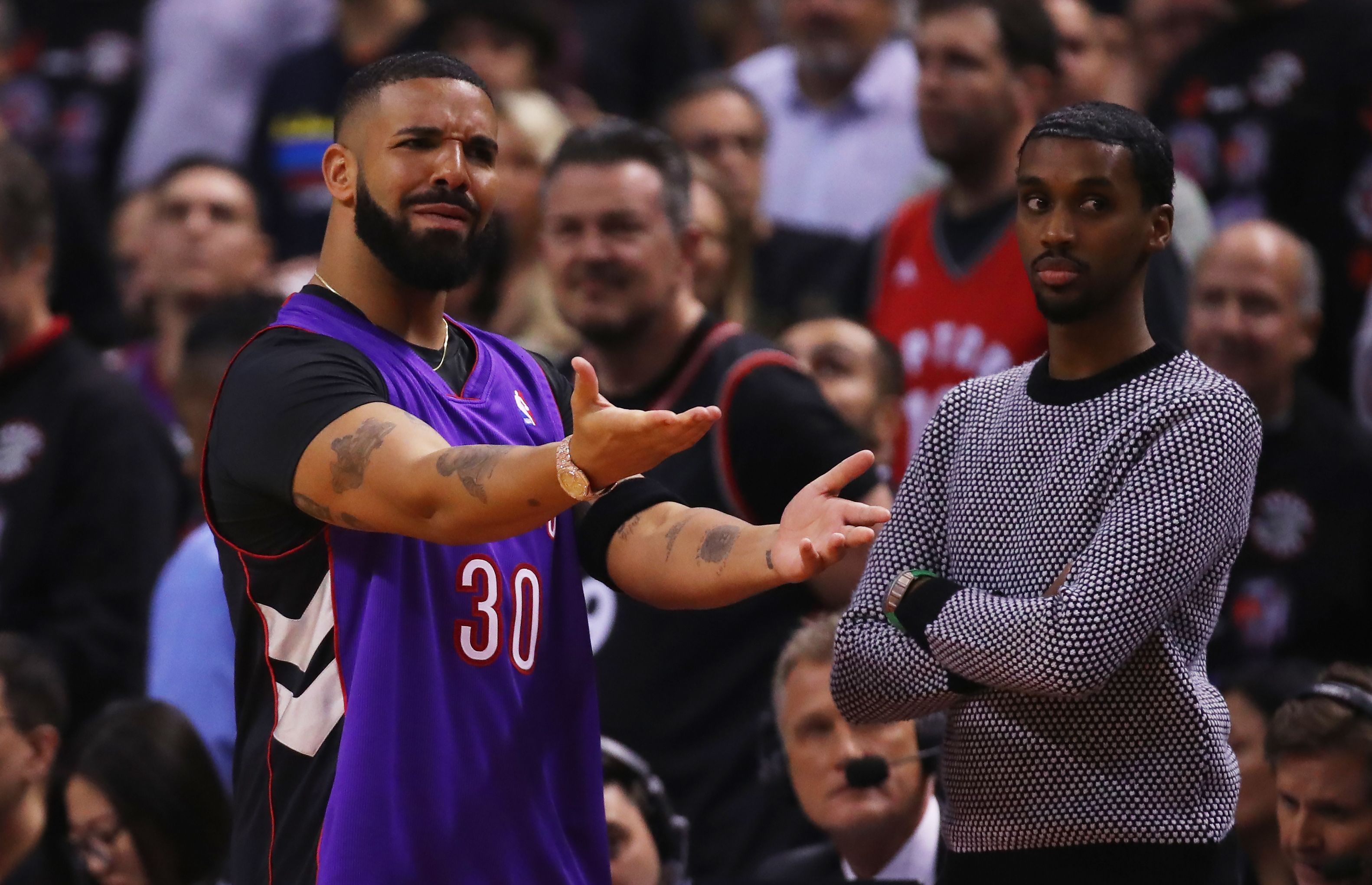 Drake Trolls Steph Curry At NBA Finals, Wears Father's Raptors Jersey &  Says He Has Curry's Hair Lint For Sale - theJasmineBRAND