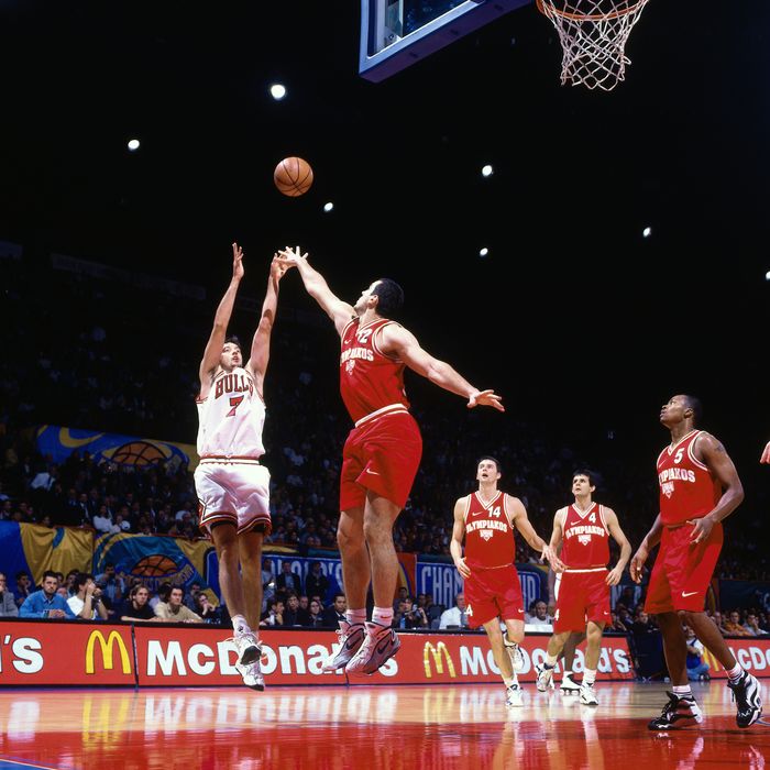 Toni Kukoc #7 of the Chicago Bulls shoots against Olympiacos as part of the 1997 McDonald's Championships on October 18, 1997 at the Palais Omnisports de Paris-Bercy in Paris, France. The Chicago Bulls defeated Olympiacos 104-78. 