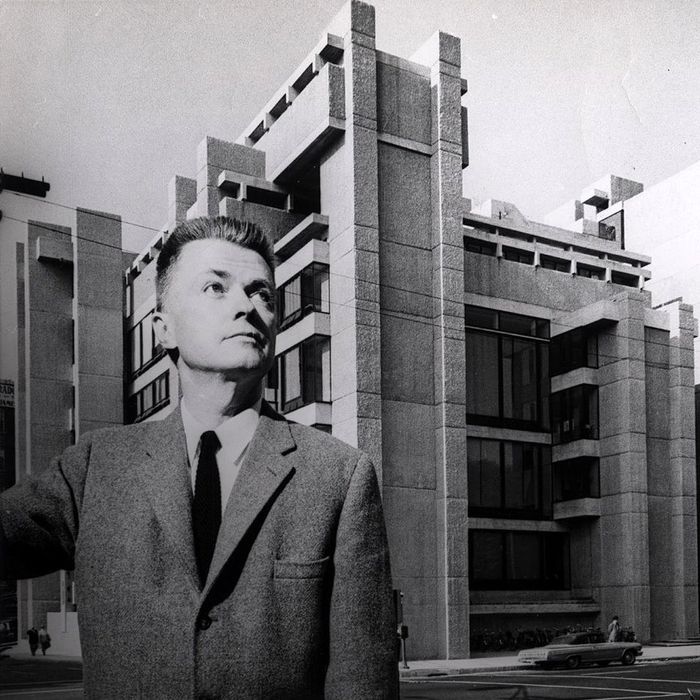 Rudolph with the building he designed for the Yale School of Architecture.