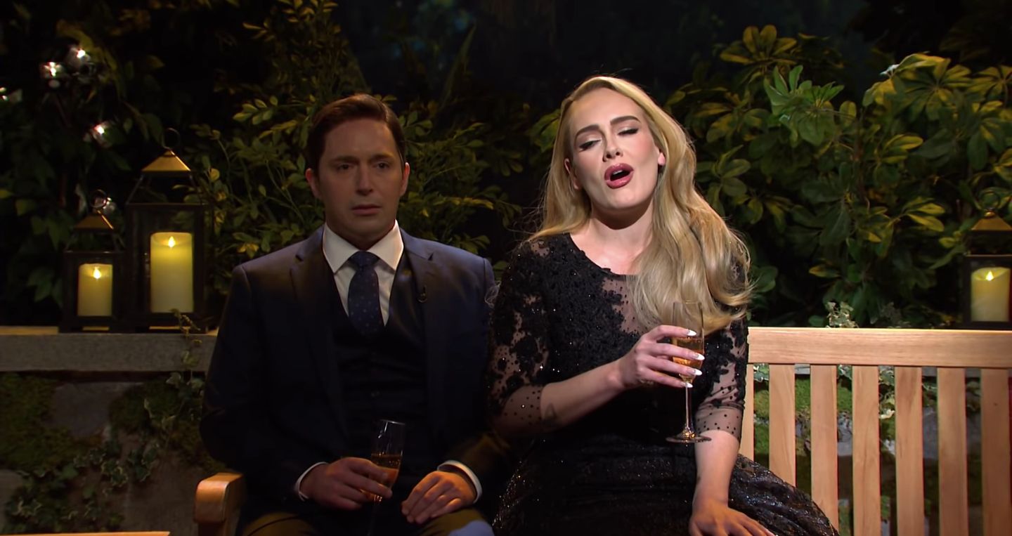 Adele Sings Her Hits Fails To Get A Rose On Snl S Bachelor