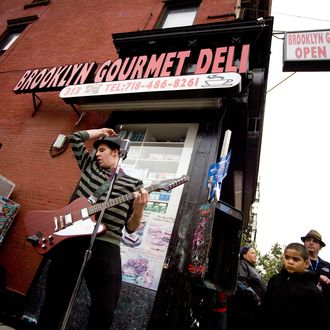 NEW YORK - NOVEMBER 1: The Matty B and the Dirty Pickles rock band play for the runners of the 40th ING New York City Marathon as they pass through the Williamsburg section of the borough of Brooklyn on November 1, 2009 in New York City. Meb Keflezighi who won New York City Marathon was the first American champion to do so since 1982 in the time 2:09.15. More than 40,000 people participated in the event. (Photo by Afton Almaraz/Getty Images)