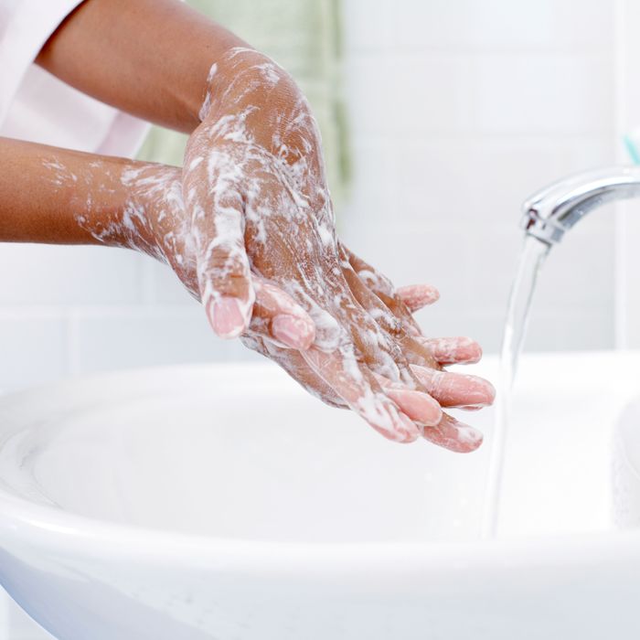 Washing hand wash. Мытье рук. Несоблюдение гигиены. Мытье рук косметолог. Пенка для умывания на руке.