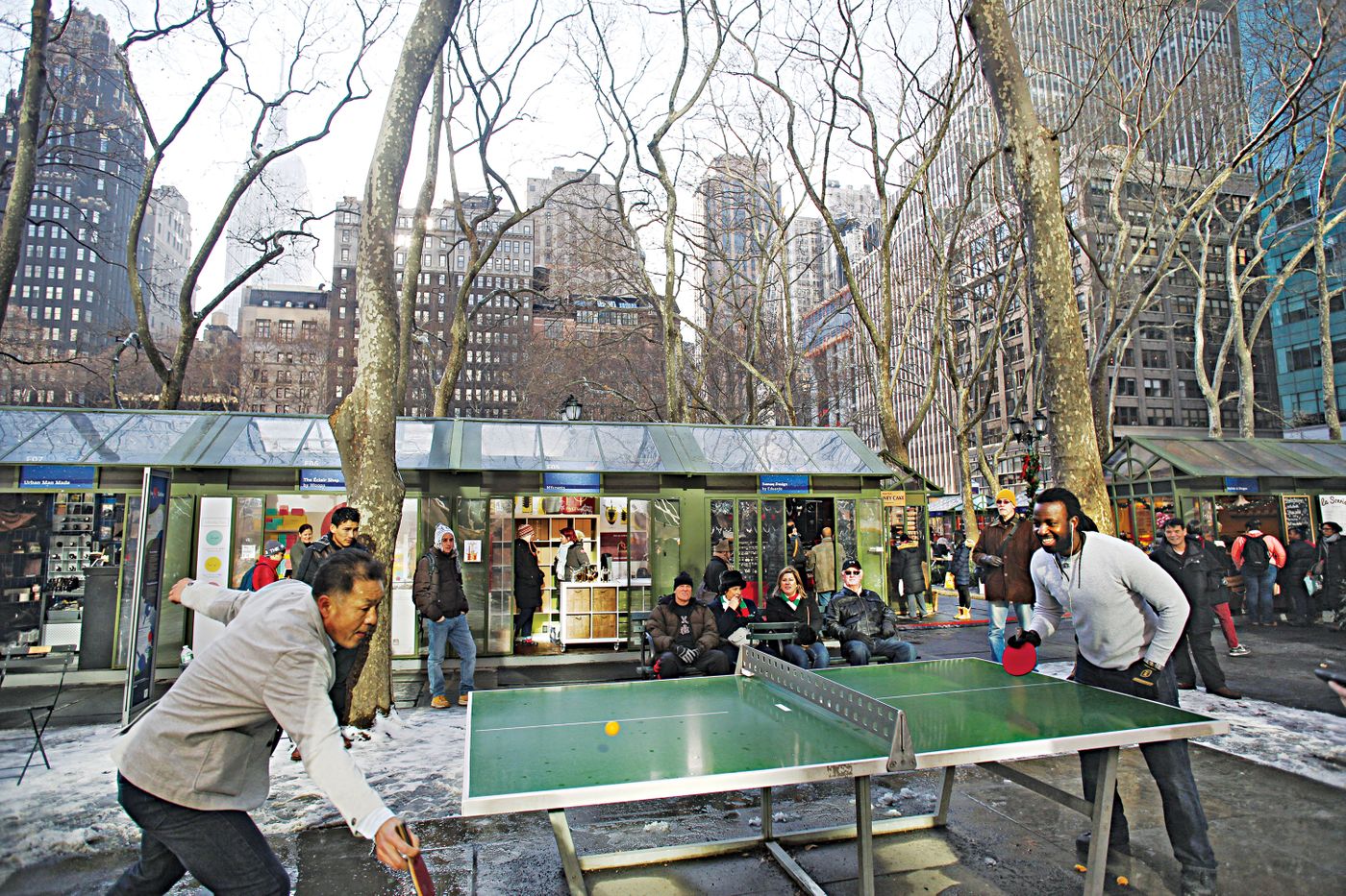 Avid chess players in Bryant Park midtown Manhattan, NYC Stock Photo - Alamy