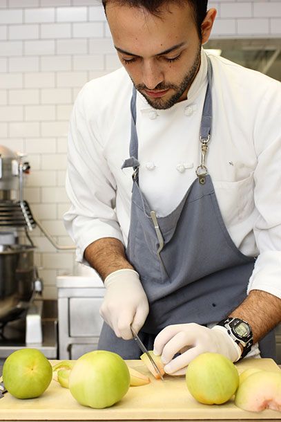 切下最后一季的绿番茄来快速腌制，放在旁边吃。