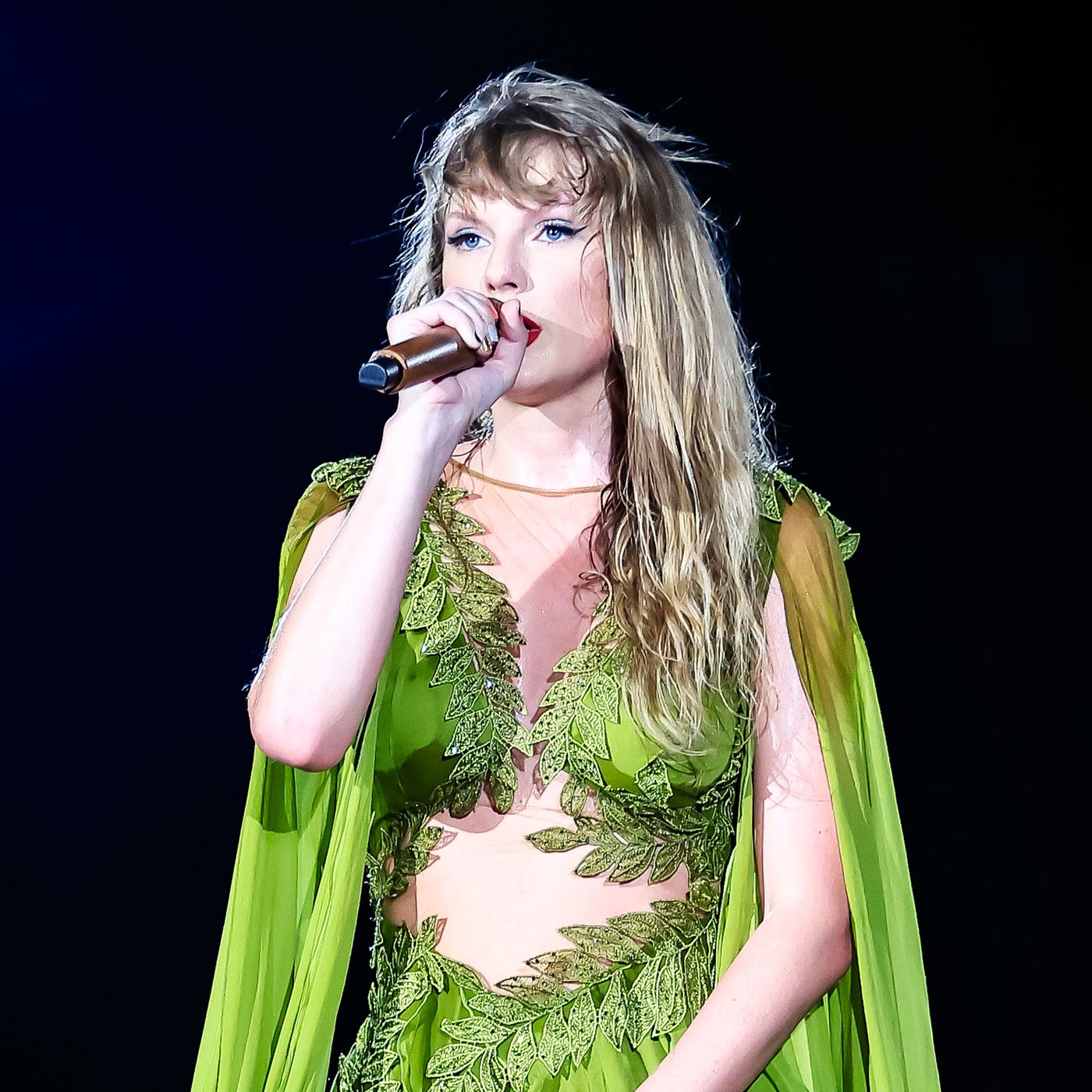Taylor Swift throws water bottle to fans during Rio concert, News