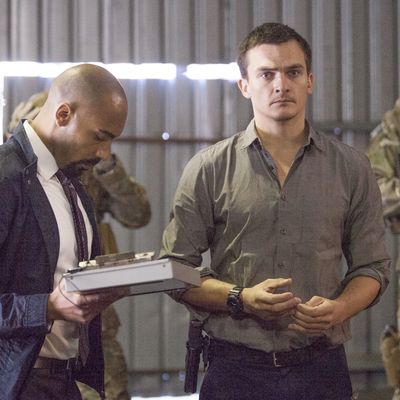 Alex Lanipekun as Hank Wonham and Rupert Friend as Peter Quinn in Homeland (Season 4, Episode 09). - Photo: David Bloomer/SHOWTIME - Photo ID: Homeland_409_1164.R