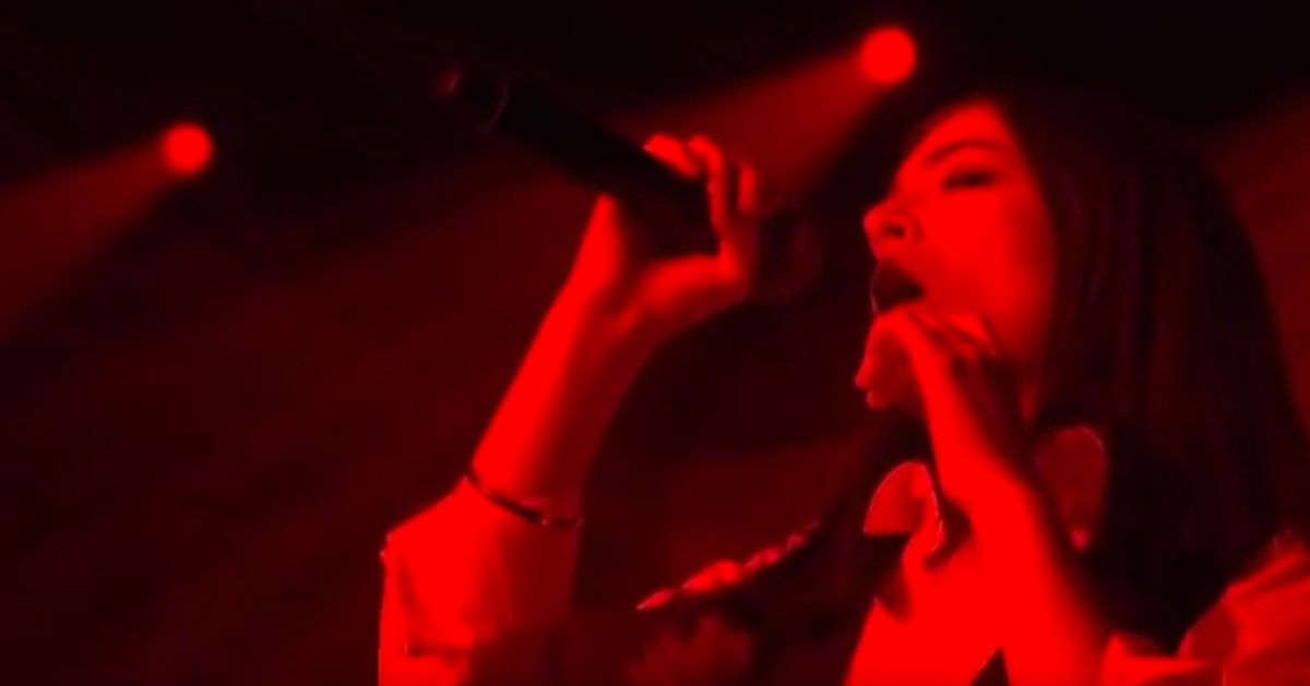 Lorde Sang David Bowie’s ‘Life on Mars’ With His Former Band at the Brits