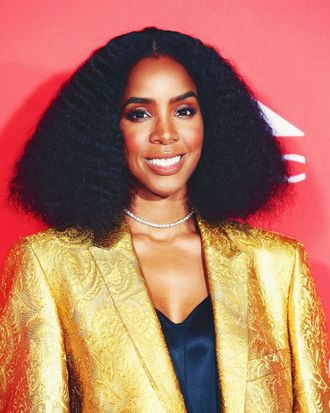 KELLY ROWLAND'S NEW FABLETICS COLLECTION WAS INSPIRED BY HER LIFE AS A  WORKING MOM