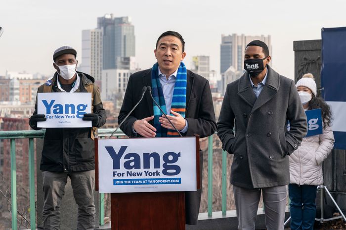 Andrew Yang Who Is Absolutely A New Yorker Went To A Deli