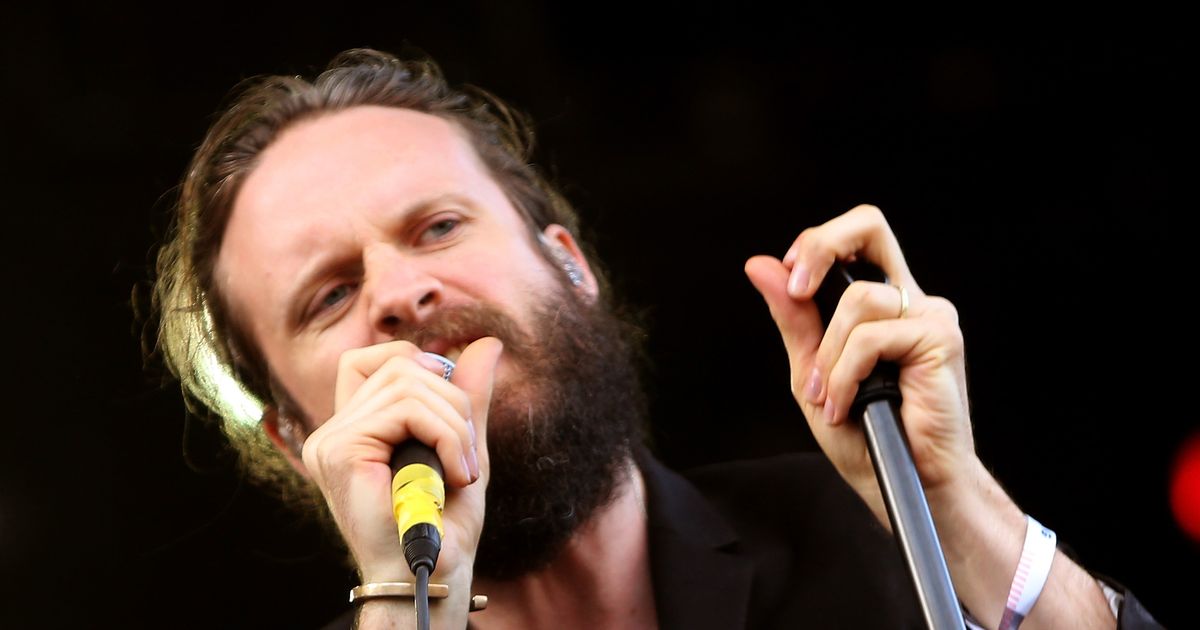 約翰·米斯蒂（John Misty）神父在這裡不符合您的刻板印象的期望。選擇進行問答環節