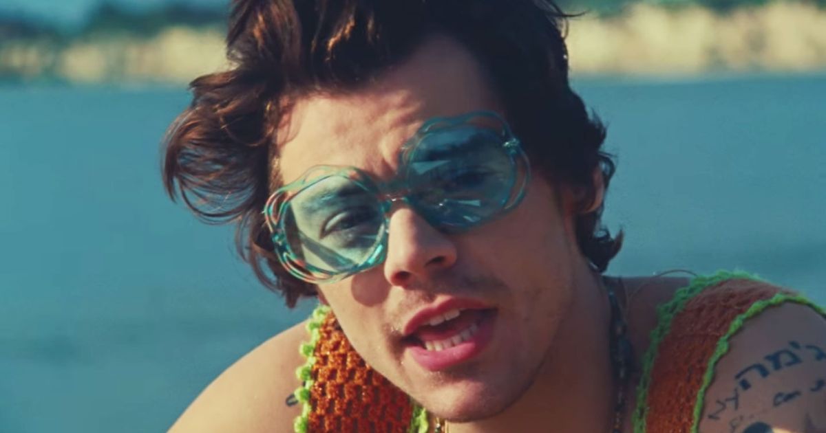 哈里·斯泰爾斯 (Harry Styles) 的“西瓜糖”視頻是我們應得的潮濕炎熱的夏天