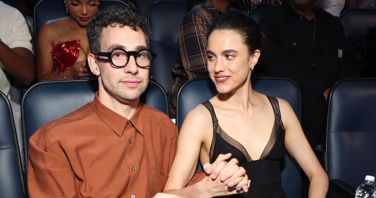 Jack Antonoff didn't use Airpods during Katy Perry's VMA set