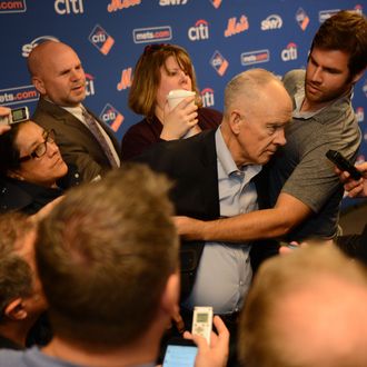 Sandy Alderson collapses during press conference