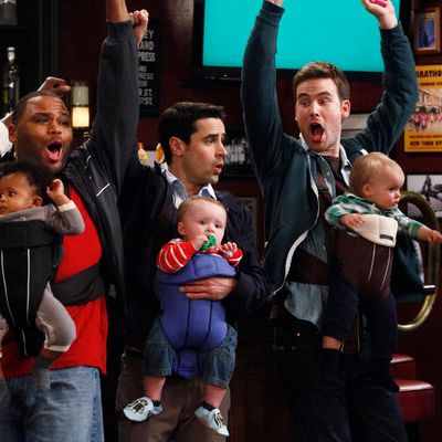 GUYS WITH KIDS (l-r) Anthony Anderson as Gary, Jesse Bradford as Chris, Zach Cregger as Nick