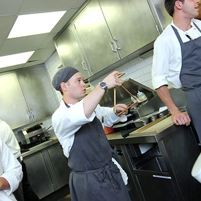 有消息传出，马槽厨师之一凯文·斯科洛(Kevin Scollo)在竞争激烈的欧柏林学院(Oberlin College)音乐学院(Conservatory of Music)学习打击乐，所以其他厨师要求举行独奏会。斯科洛打三角球标志着家庭聚餐的开始，用的是“上门取餐”的方式。这种情况并不是每班都发生，斯科洛似乎也不介意。