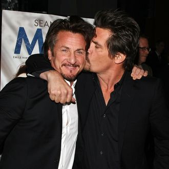 Actors Sean Penn (L) and Josh Brolin (R) attend the 2008 New York Film Critic's Circle Awards at Strata on January 5, 2009 in New York City.
