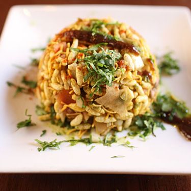 Puffed rice with potatoes, onions, chutney, and spices