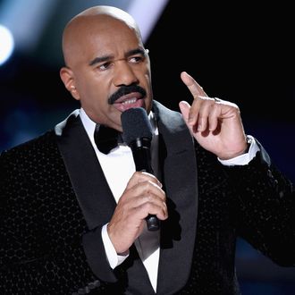 Steve Harvey Offers Help to Warren Beatty After Oscar Mix-Up