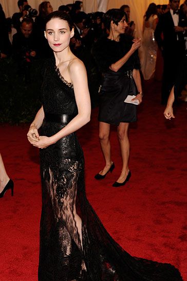 A Photographic History of Rooney Mara’s Weird Red-Carpet Hand Clasping ...