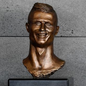 ee5315ce5b84f573bbce0935ef4bd82165-27-cristiano-ronaldo-statue.rsquare.w330.jpg