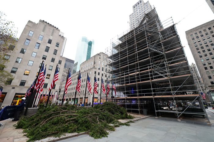 Rockefeller Christmas Tree 2022 Scaffolding The Rockefeller Center Christmas Tree Got A Glow-Up