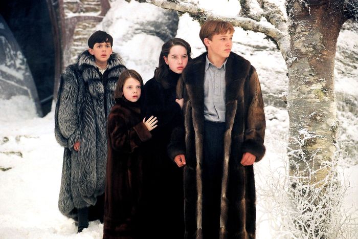 THE CHRONICLES OF NARNIA: THE LION, THE WITCH AND THE WARDROBE, Skandar Keynes, Georgie Henley, Anna