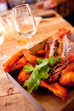 加拿大人的冰球比赛需要布法罗鸡翅。