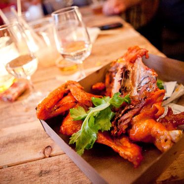 加拿大人的冰球比赛需要布法罗鸡翅。