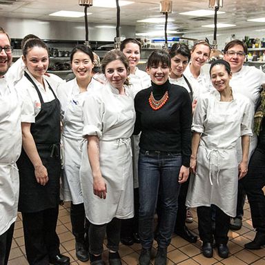 厨师们(以及贵宾调酒师珍妮·凯斯勒(Jenny Kessler)和调酒师阿尔帕纳·辛格(Alpana Singh)分别穿着黑色衣服站在中间和右边)。