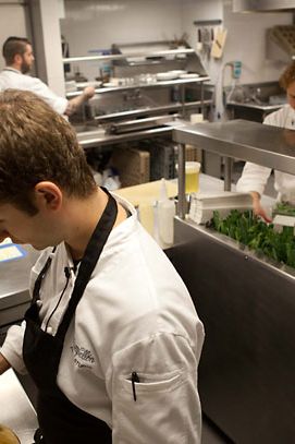 Stupak Glazes板上用痣做他的深色菜肴。