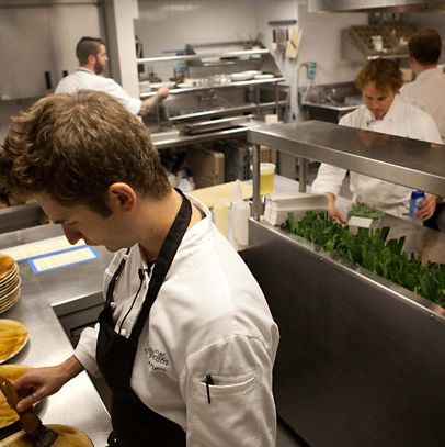 Stupak Glazes板上用痣做他的深色菜肴。