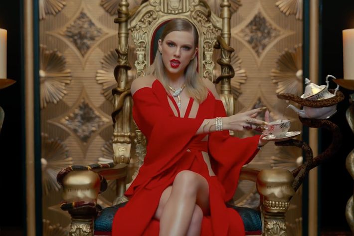 The Looks From Taylor Swifts Look What You Made Me Do Video 9611