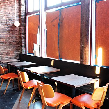 就座(报纸随时都可能掉下来)。