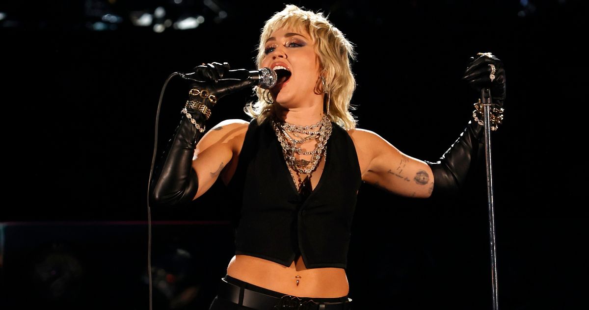 Miley Cyrus covers Queen during the NCAA Four Finals concert