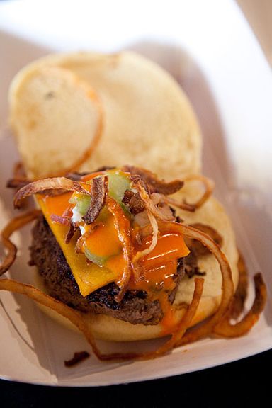 “21”布法罗汉堡:招牌的“21”混合切达奶酪、布法罗酱炸洋葱、蓝纹奶酪和培根酱。