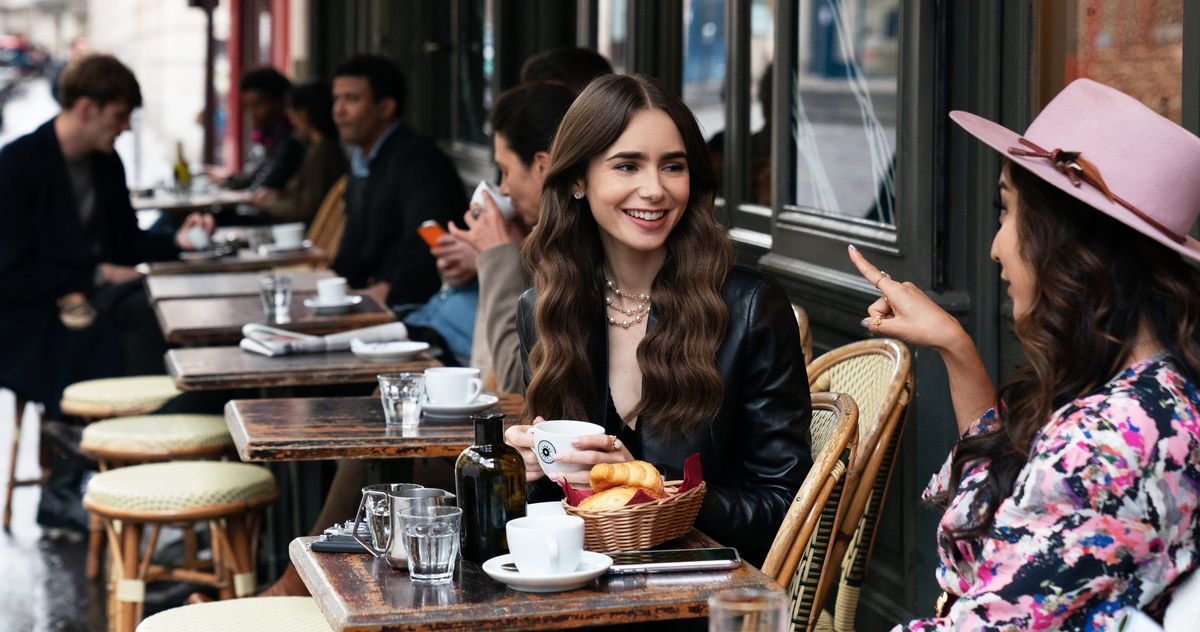 "Viral, Emily diminta stay di Paris lebih lama, ini kontraknya?!?," tulis akun @NetflixID. Serial bergenre romantis perpindah dari Paramout Network ke Netflix ini berhasil menjadi favorit para penonton. Bahkan survei Nielsen menyebut kalau serial ini masuk dalam jajaran 10 serial teratas pada layanan streaming film tersebut.